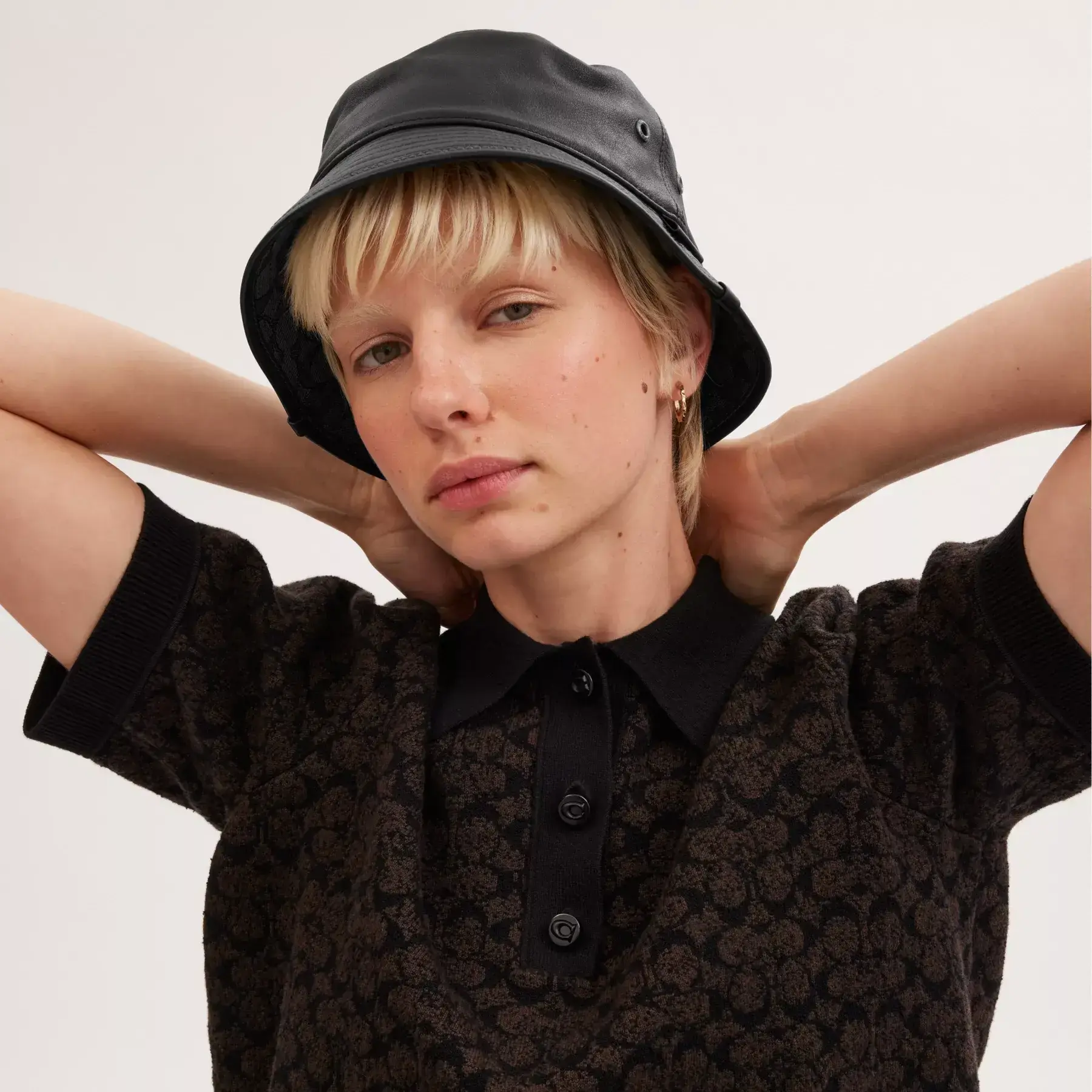 COACH Bucket Hat i läder Svart COACH Bucket Hat i läder Svart