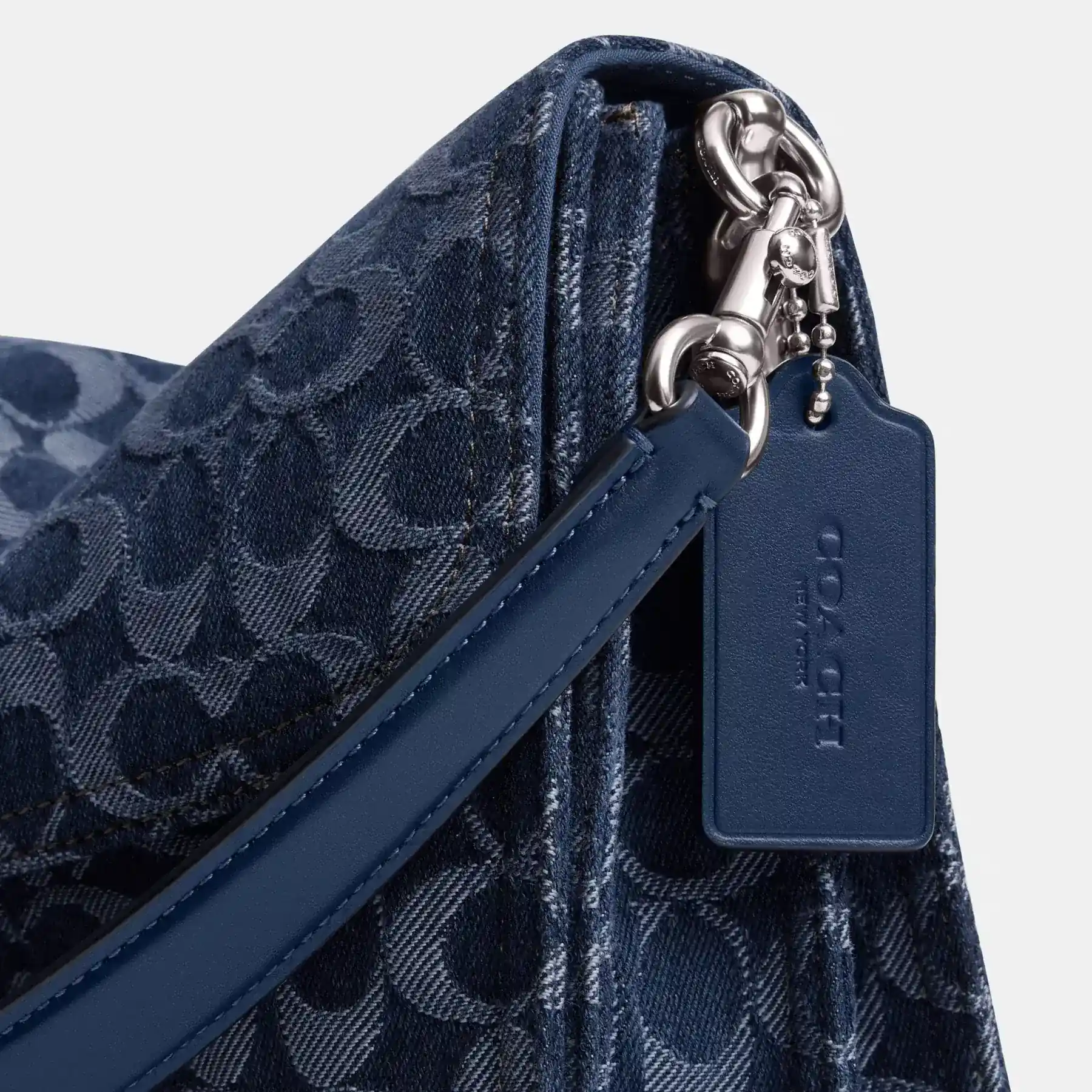 COACH Chain Tabby Axelväska 30 I Signature Denim Deep Blue Multi COACH Chain Tabby Axelväska 30 I Signature Denim Deep Blue Multi
