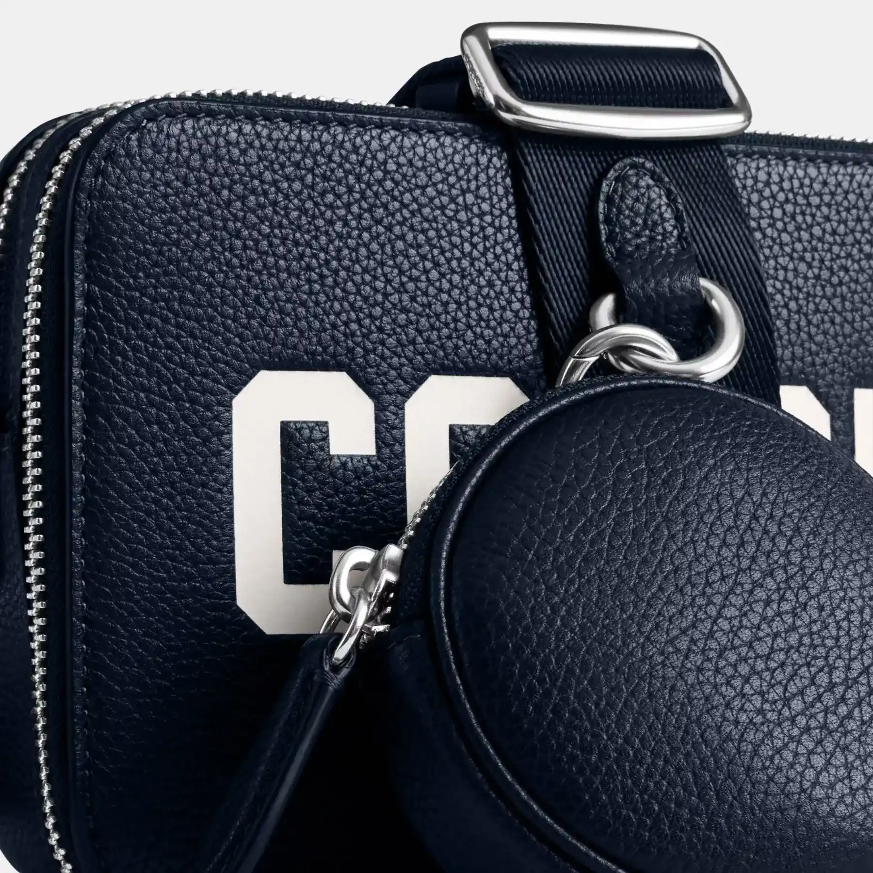 COACH Charter Crossbody Med Coach Grafik Mörk marin COACH Charter Crossbody Med Coach Grafik Mörk marin