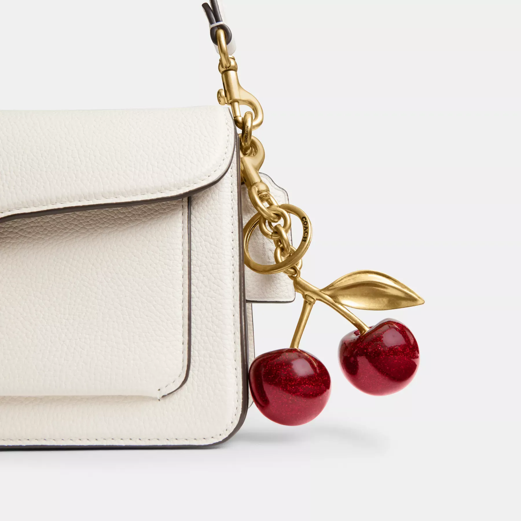 COACH Cherry Bag Charm Rött äpple