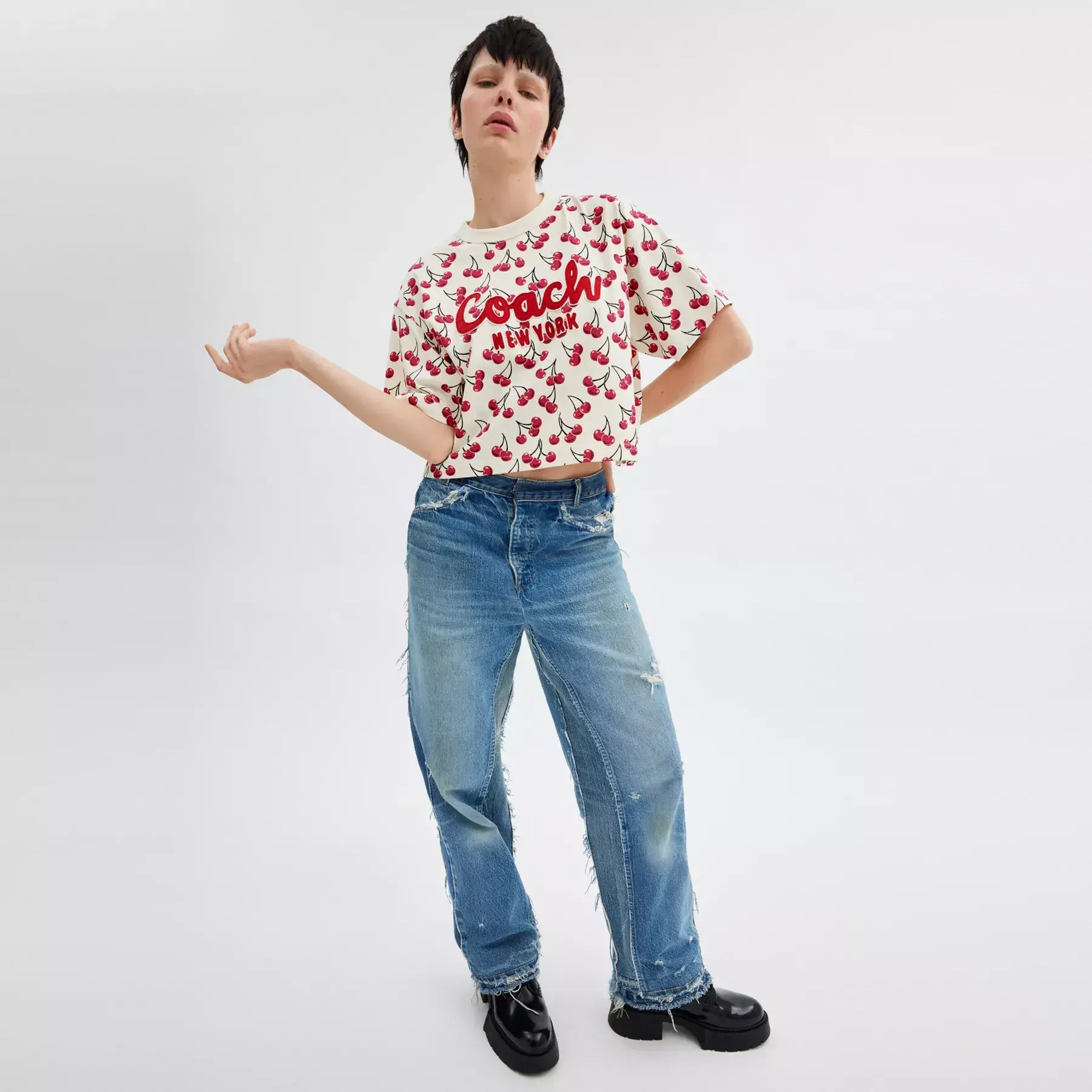 COACH Cherry Print Cursive Signature Cropped T-shirt i ekologisk bomull Röd Multi