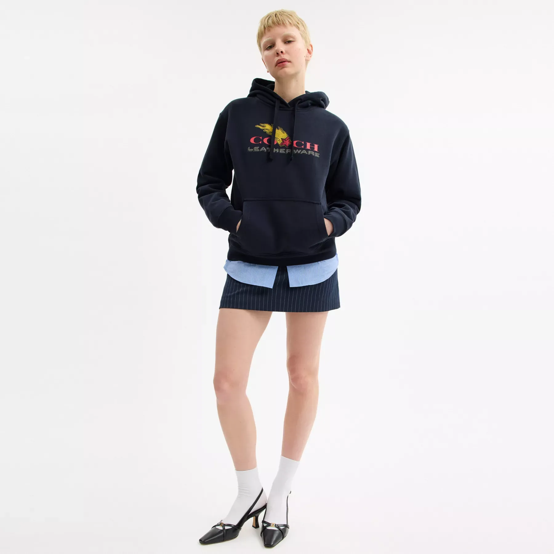COACH Collage Grafisk Hoodie I Ekologisk Bomull Marin COACH Collage Grafisk Hoodie I Ekologisk Bomull Marin