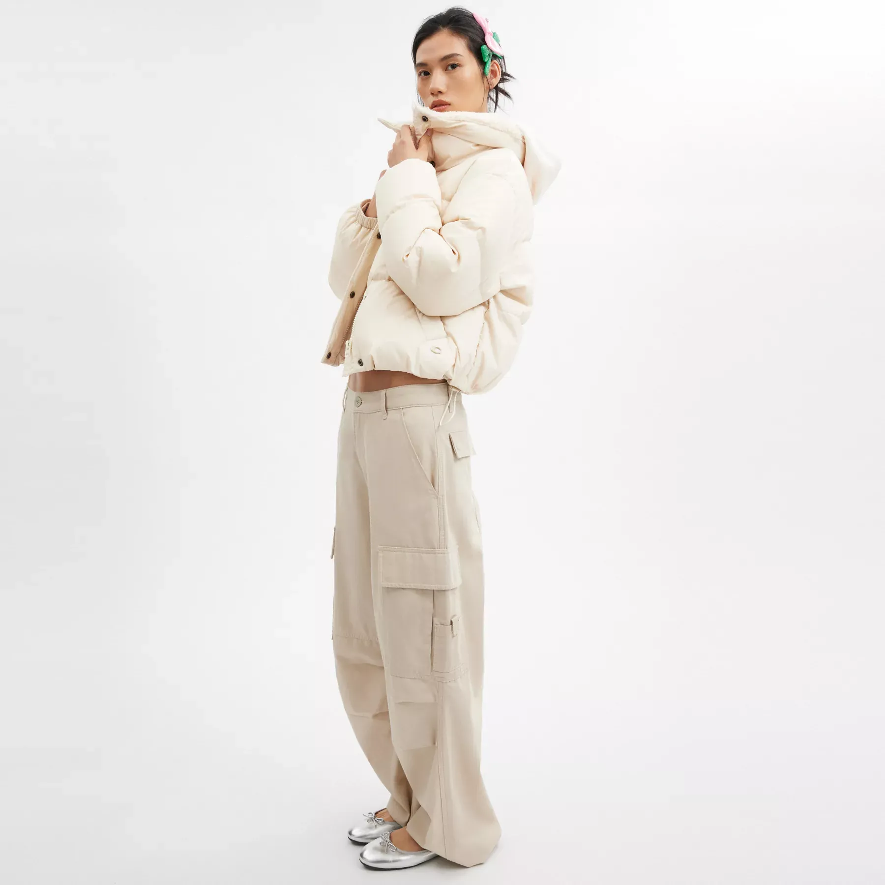 COACH Cropped Puffer i återvunnen polyamid med sherpakrage Grädde