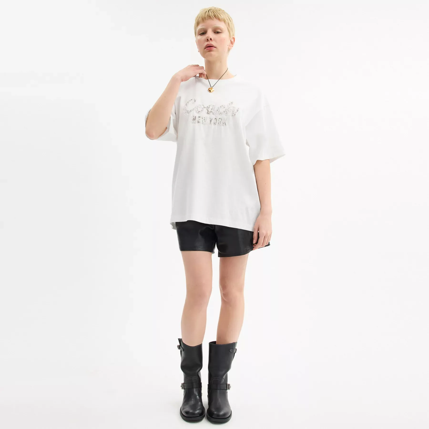 COACH Cursive Coach Broderad T-Shirt i Ekologisk Bomull Vit