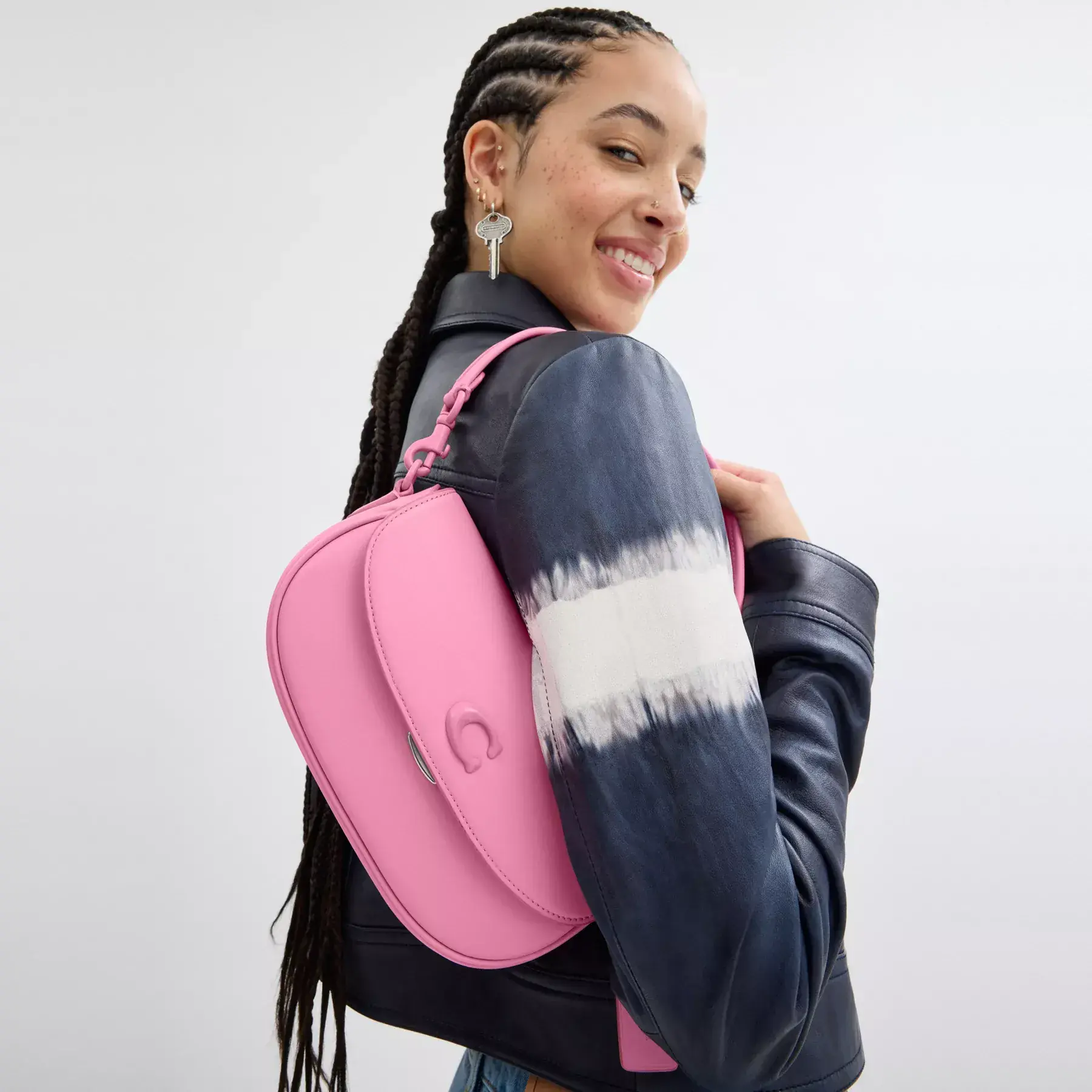 COACH Emmy sadelväska 23 Levande rosa COACH Emmy sadelväska 23 Levande rosa