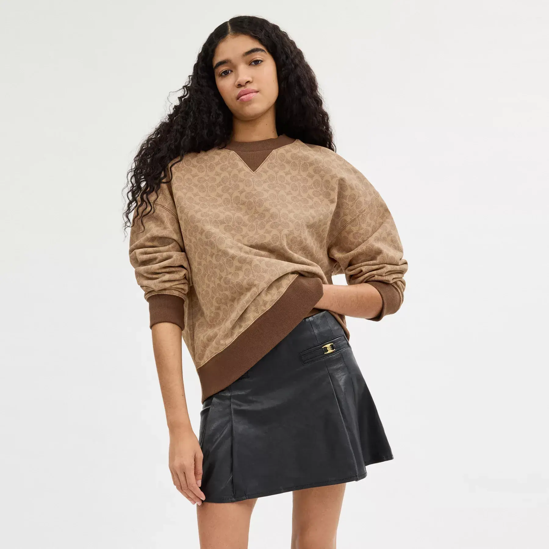 COACH Essential Signature Crewneck Tan signatur COACH Essential Signature Crewneck Tan signatur