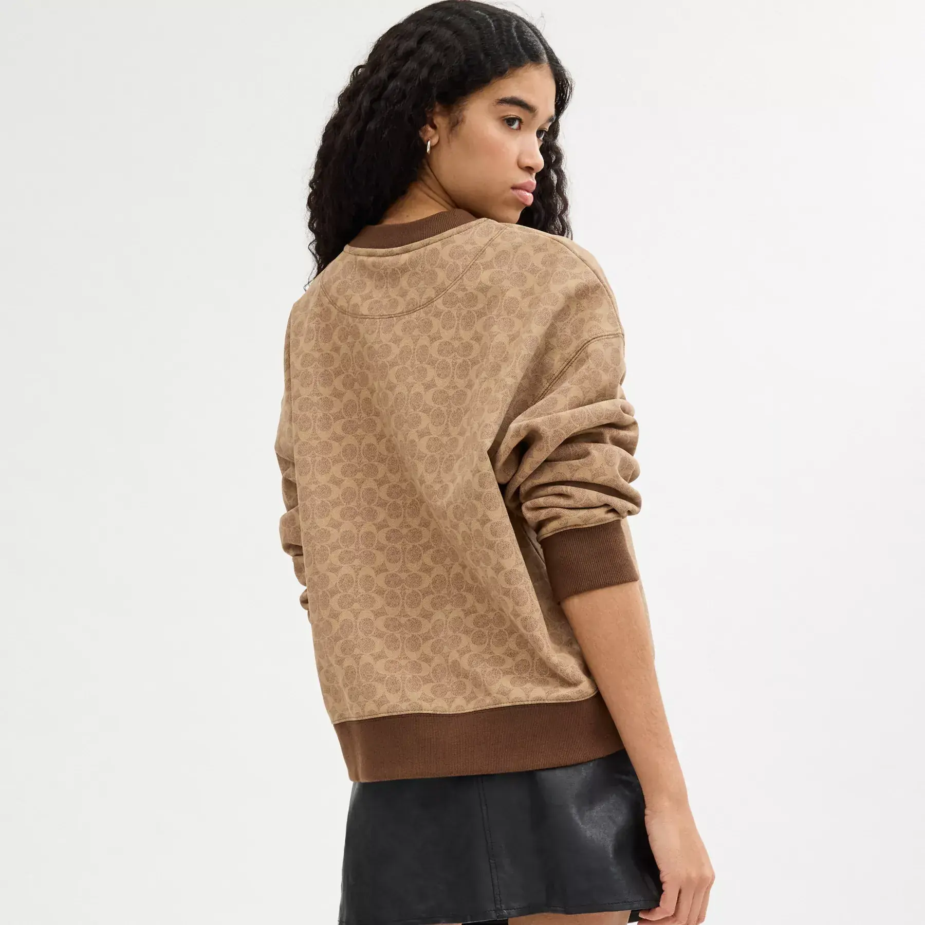 COACH Essential Signature Crewneck Tan signatur COACH Essential Signature Crewneck Tan signatur