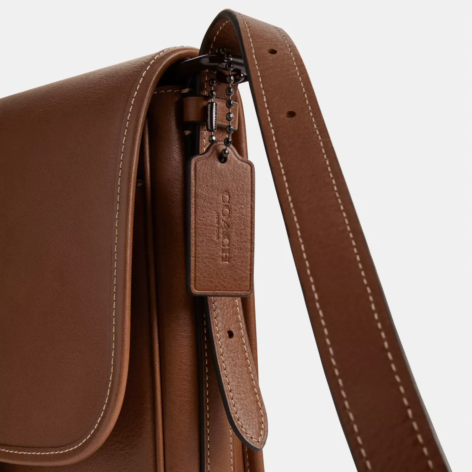 COACH Hitch Flap Crossbody-väska Redwood COACH Hitch Flap Crossbody-väska Redwood