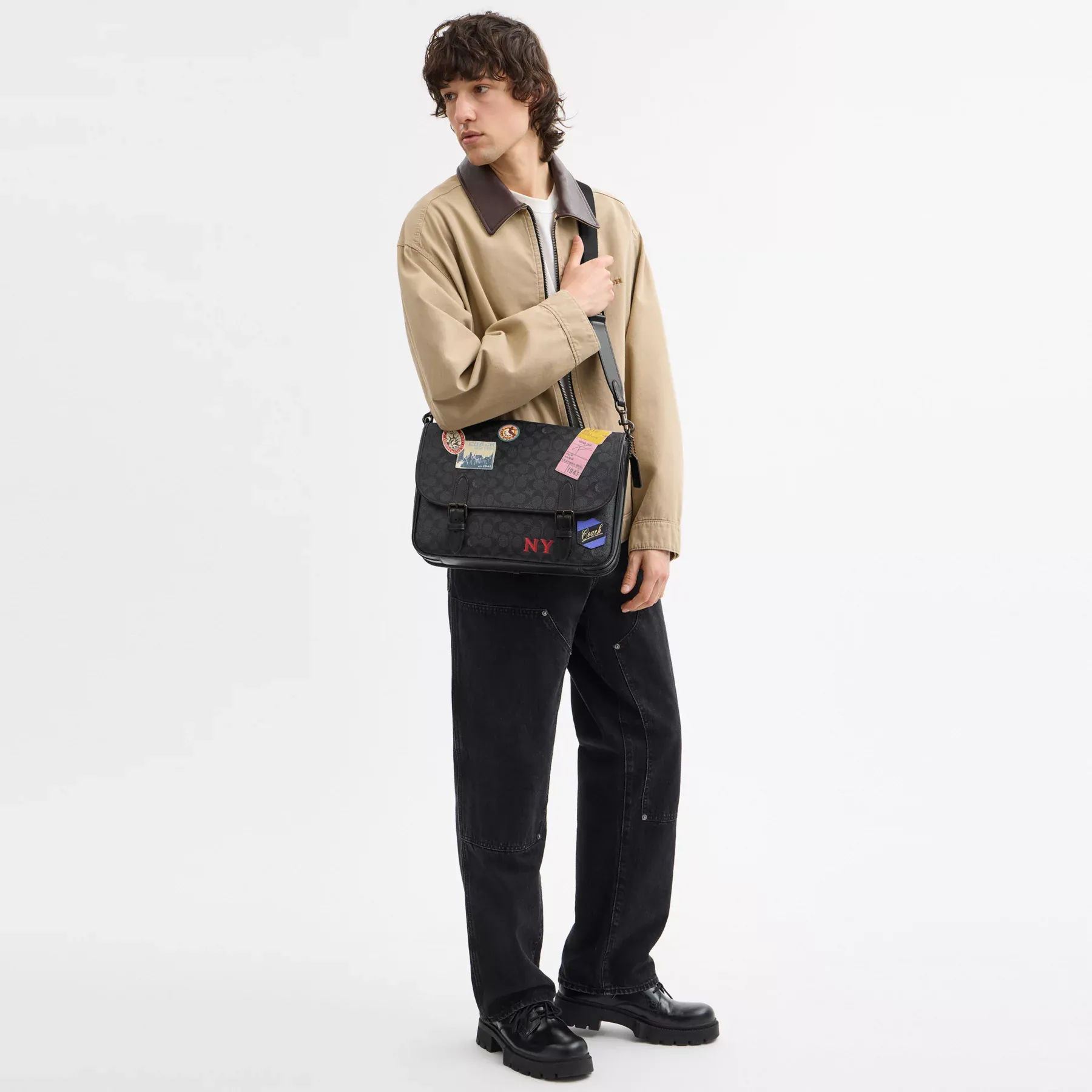 COACH Hitch Messenger Bag I Signatur Canvas Med Lappar Charcoal Multi COACH Hitch Messenger Bag I Signatur Canvas Med Lappar Charcoal Multi