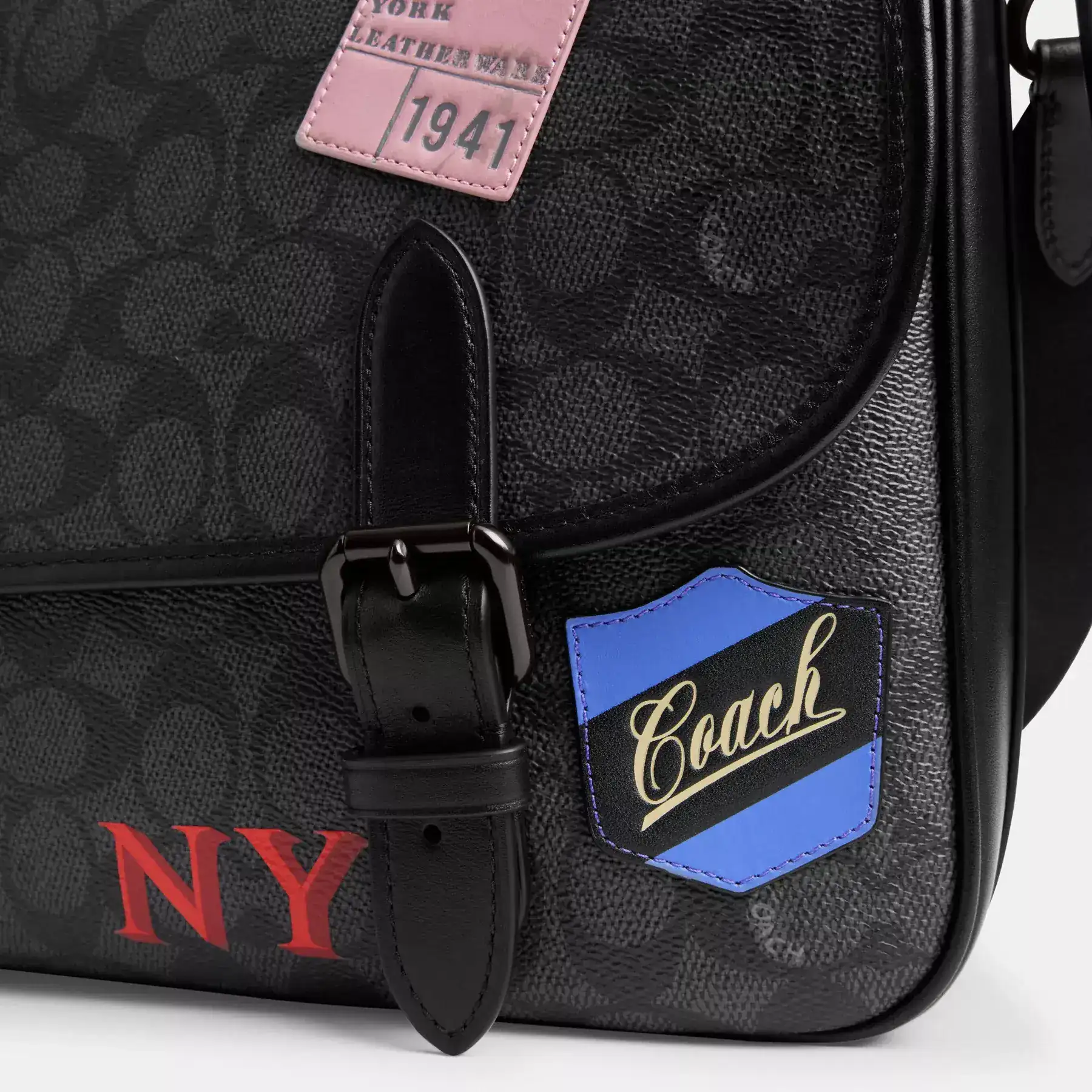 COACH Hitch Messenger Bag I Signatur Canvas Med Lappar Charcoal Multi COACH Hitch Messenger Bag I Signatur Canvas Med Lappar Charcoal Multi