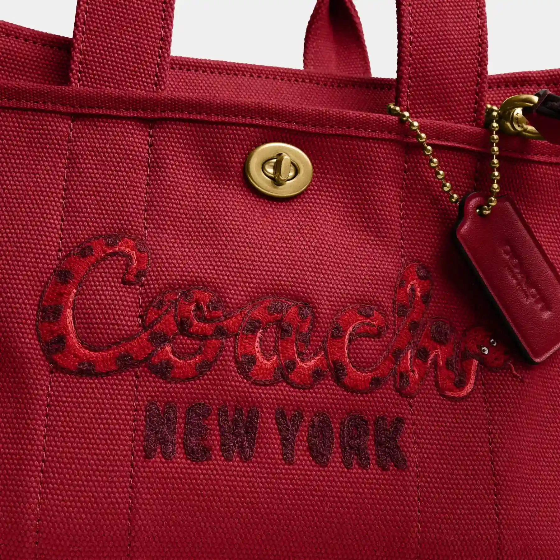 COACH Nyår Cargo Tote Bag 26 med Coach Snake Script Rubin COACH Nyår Cargo Tote Bag 26 med Coach Snake Script Rubin