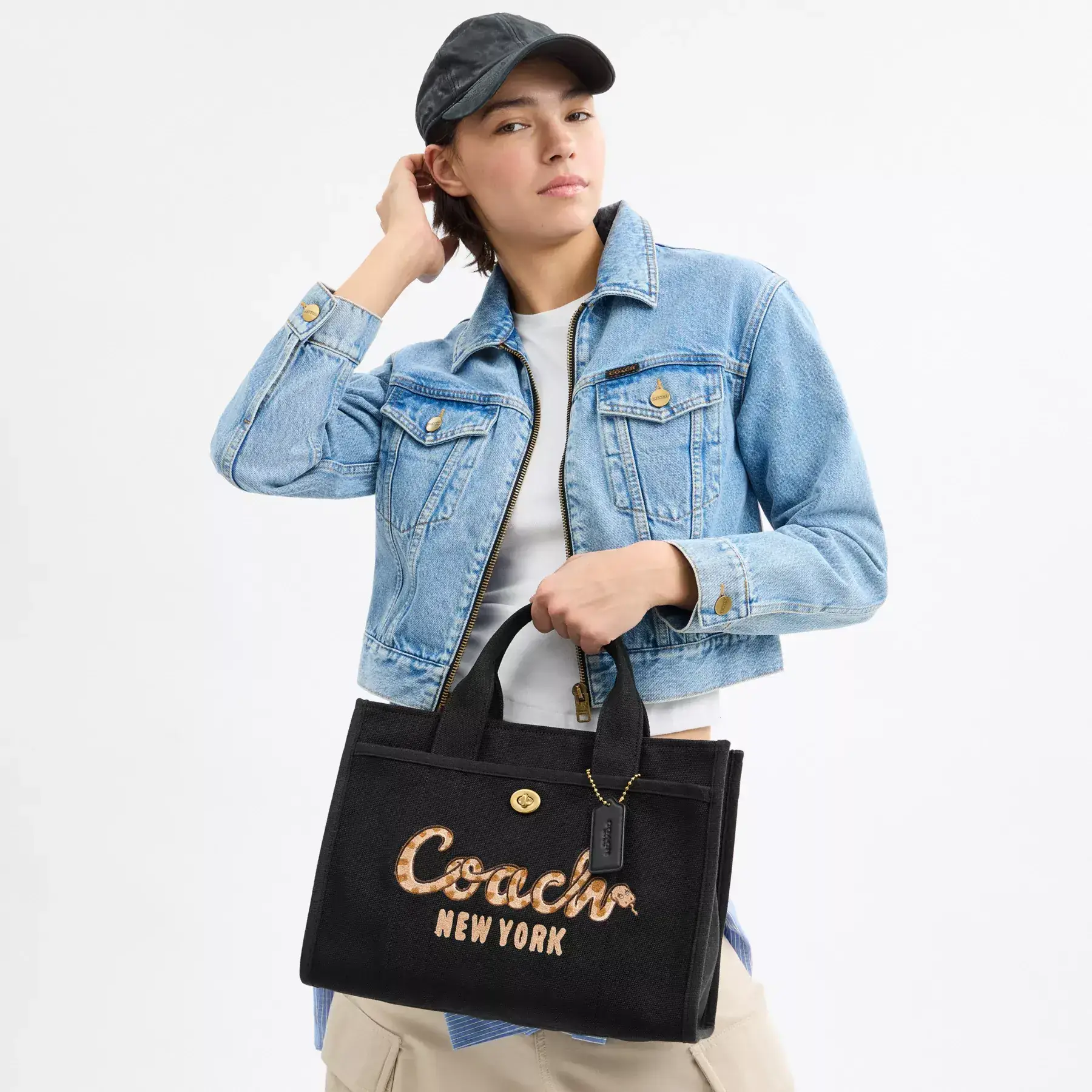 COACH Nyår Cargo Tygväska med Coach Snake Script Svart COACH Nyår Cargo Tygväska med Coach Snake Script Svart