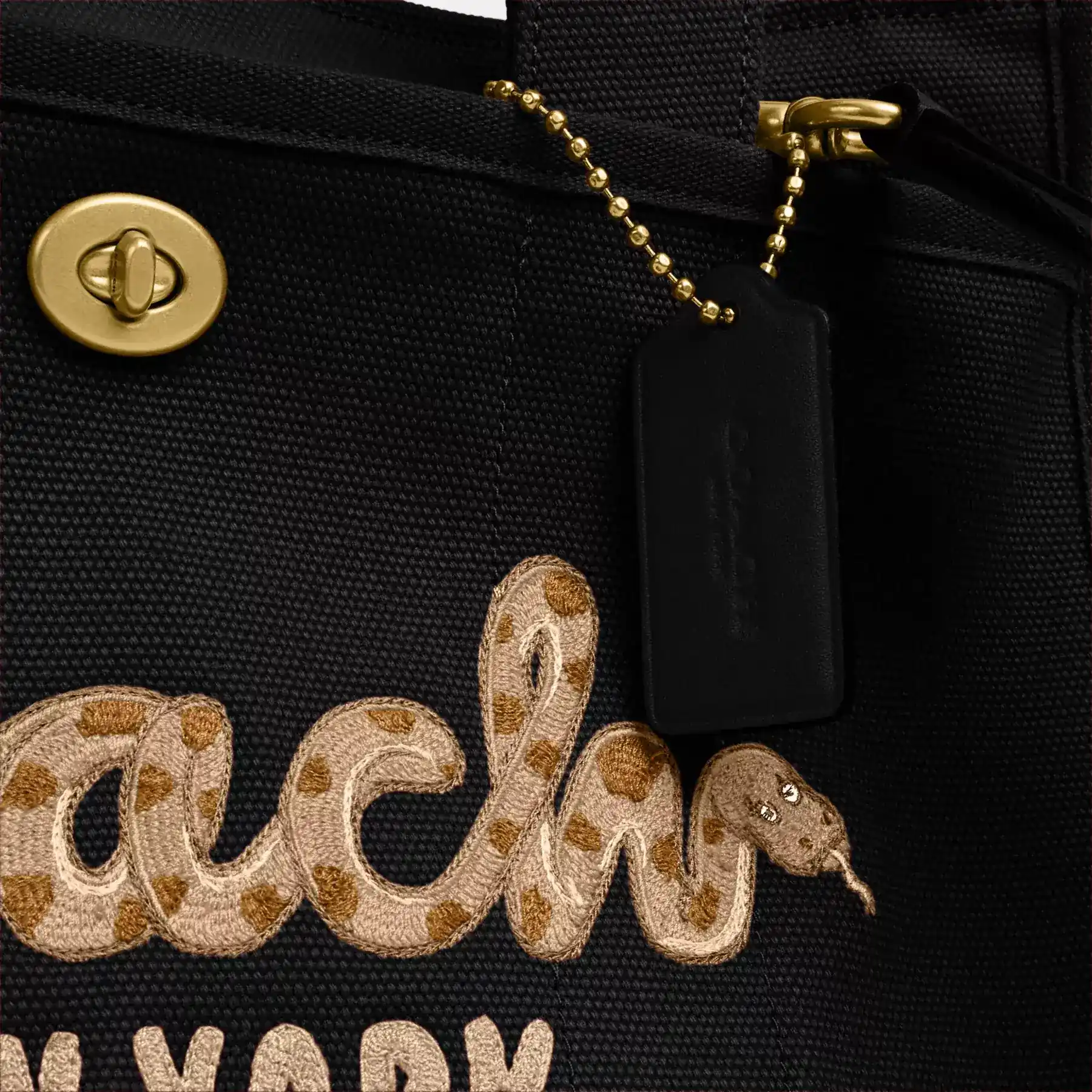 COACH Nyår Cargo Tygväska med Coach Snake Script Svart COACH Nyår Cargo Tygväska med Coach Snake Script Svart
