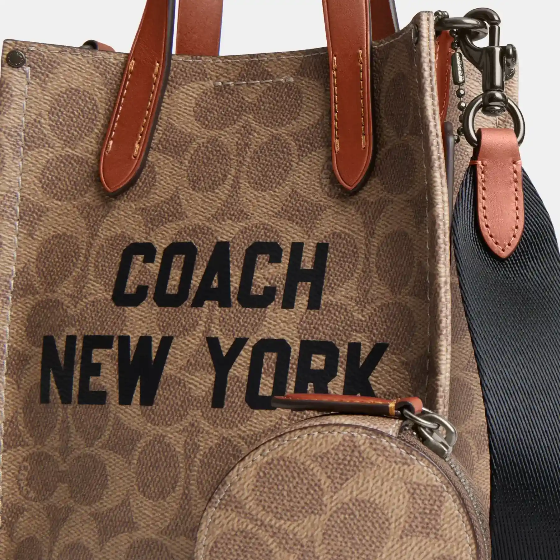 COACH Reläväska 17 i signaturduk med coachgrafik Tan Multi COACH Reläväska 17 i signaturduk med coachgrafik Tan Multi