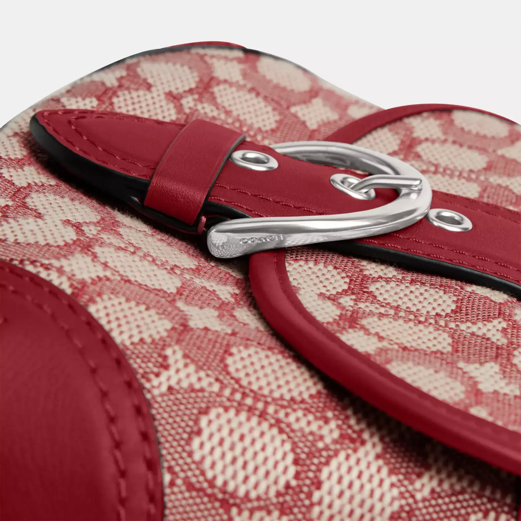 COACH Soho Flapväska i signaturtextil jacquard Ruby Ivory COACH Soho Flapväska i signaturtextil jacquard Ruby Ivory
