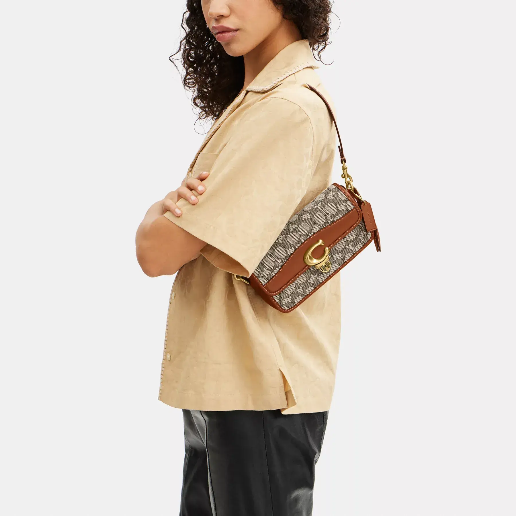 COACH Studio baguetteväska i signaturtextil jacquard Cocoa Burnished Amb COACH Studio baguetteväska i signaturtextil jacquard Cocoa Burnished Amb