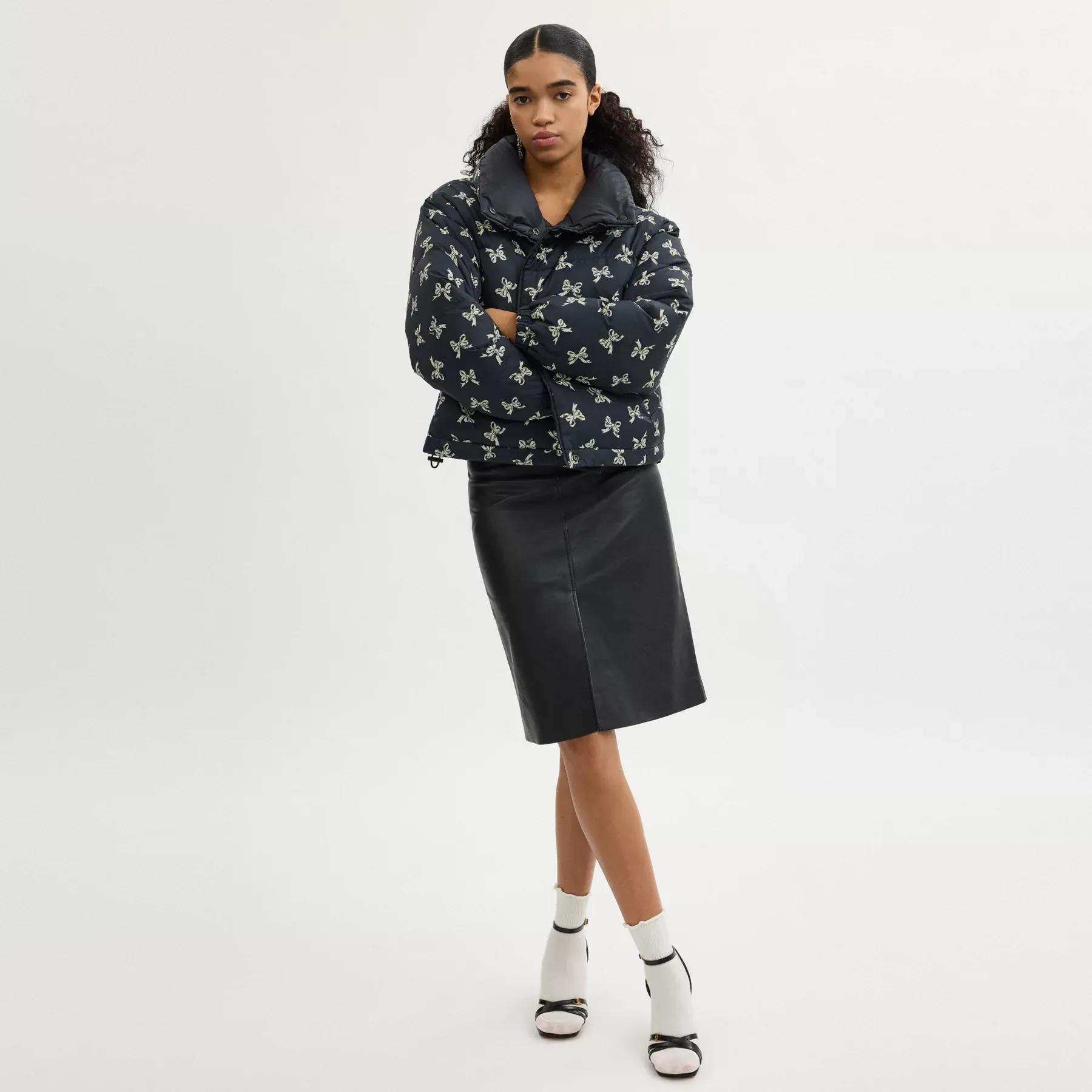 COACH Vändbar Cropped Puffer i återvunnen polyamid Svart Multi COACH Vändbar Cropped Puffer i återvunnen polyamid Svart Multi