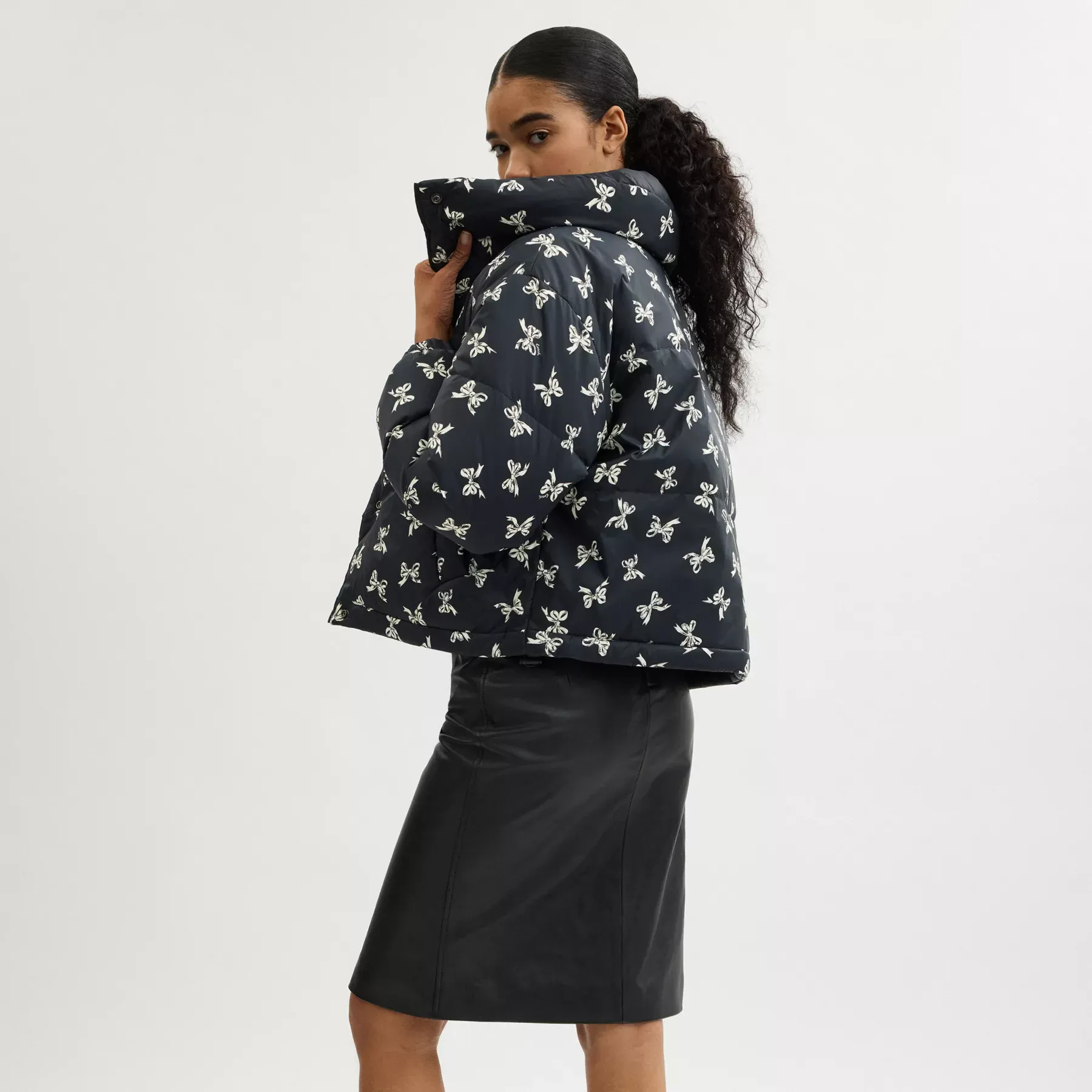 COACH Vändbar Cropped Puffer i återvunnen polyamid Svart Multi COACH Vändbar Cropped Puffer i återvunnen polyamid Svart Multi