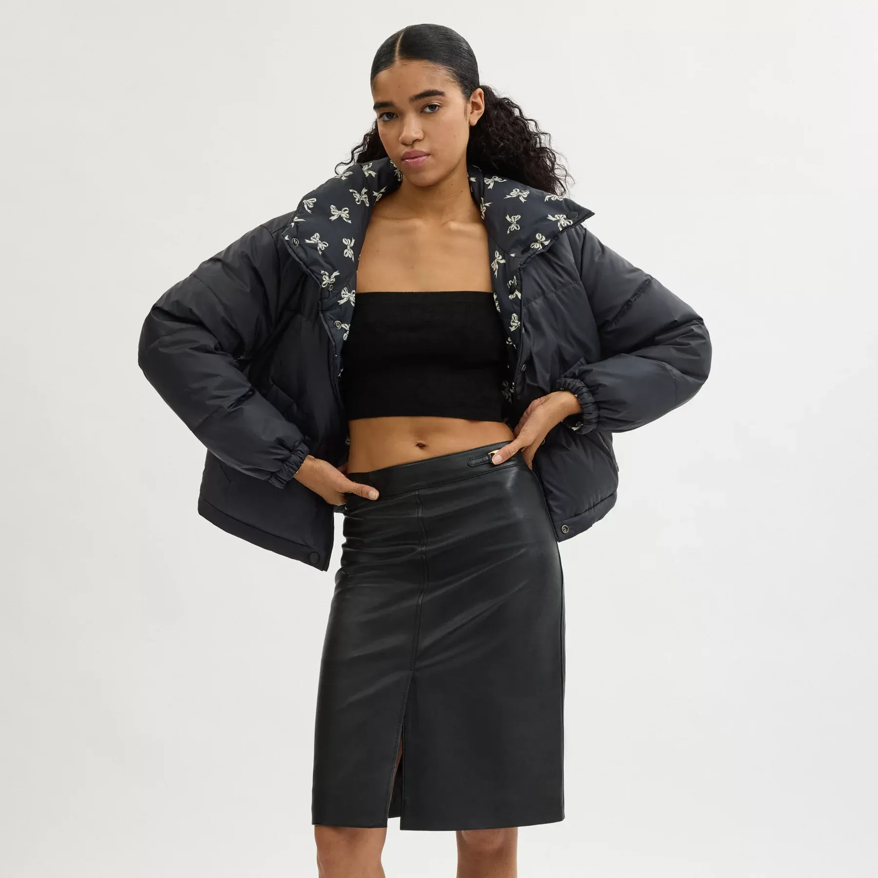 COACH Vändbar Cropped Puffer i återvunnen polyamid Svart Multi COACH Vändbar Cropped Puffer i återvunnen polyamid Svart Multi