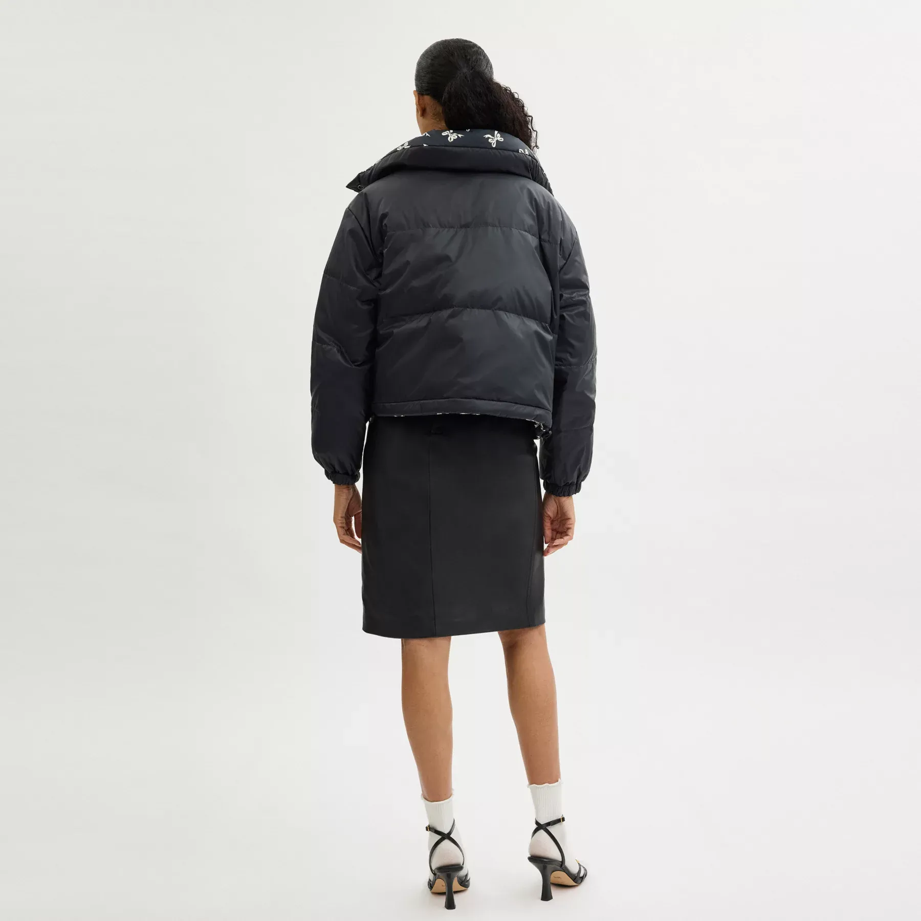 COACH Vändbar Cropped Puffer i återvunnen polyamid Svart Multi COACH Vändbar Cropped Puffer i återvunnen polyamid Svart Multi