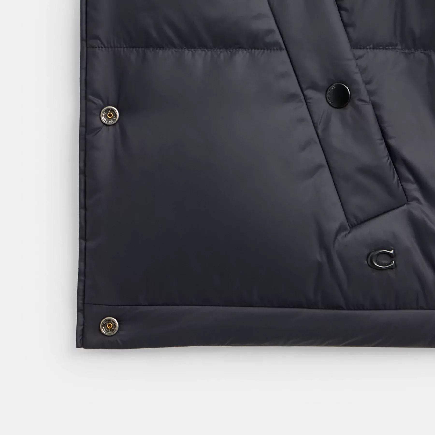 COACH Vändbar Cropped Puffer i återvunnen polyamid Svart Multi COACH Vändbar Cropped Puffer i återvunnen polyamid Svart Multi