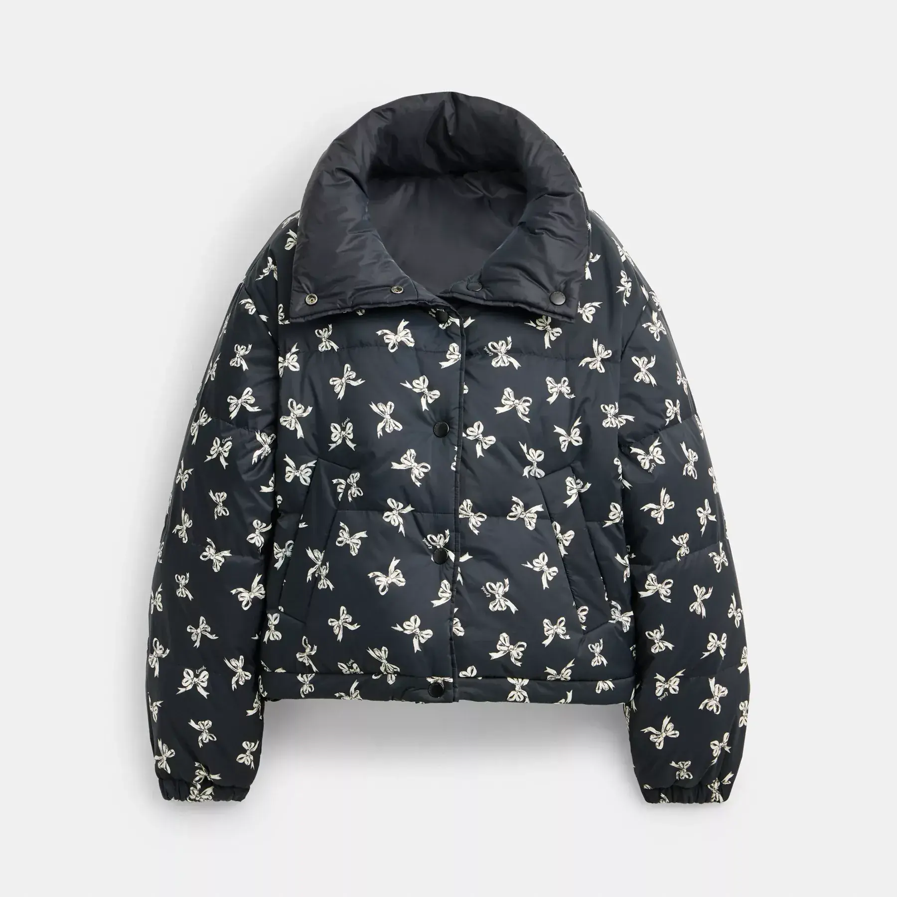 COACH Vändbar Cropped Puffer i återvunnen polyamid Svart Multi COACH Vändbar Cropped Puffer i återvunnen polyamid Svart Multi