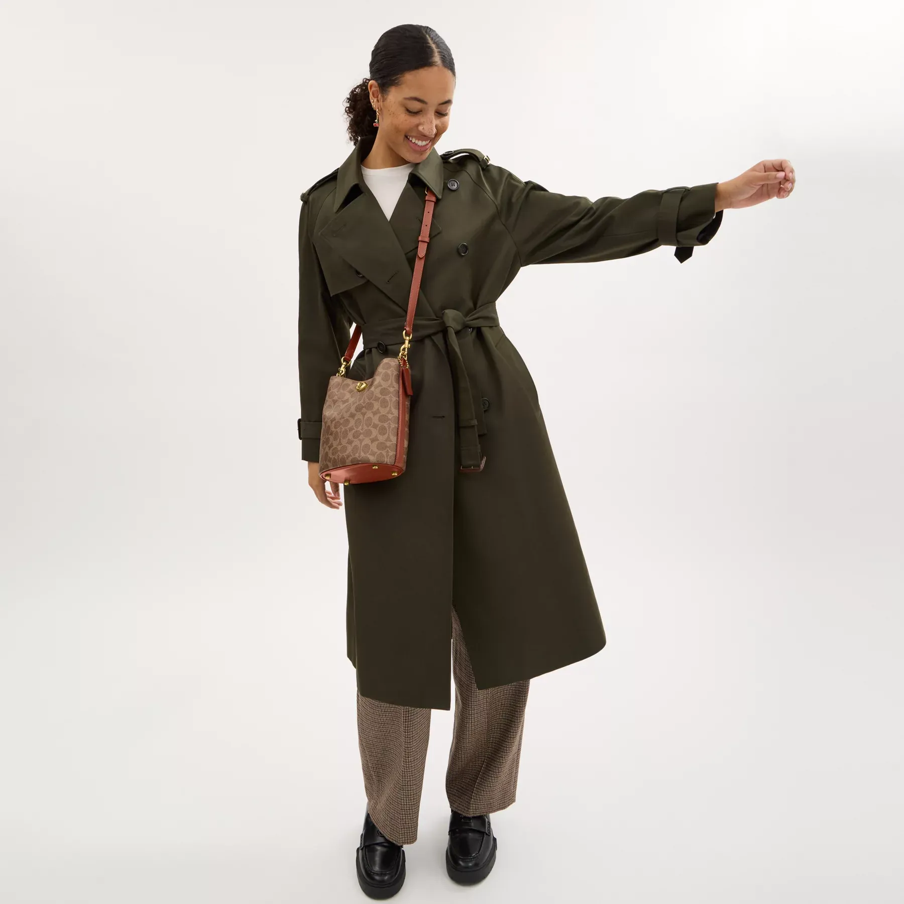 COACH Willow Soft Bucket Bag 19 I Signature Canvas Tan Caramel COACH Willow Soft Bucket Bag 19 I Signature Canvas Tan Caramel
