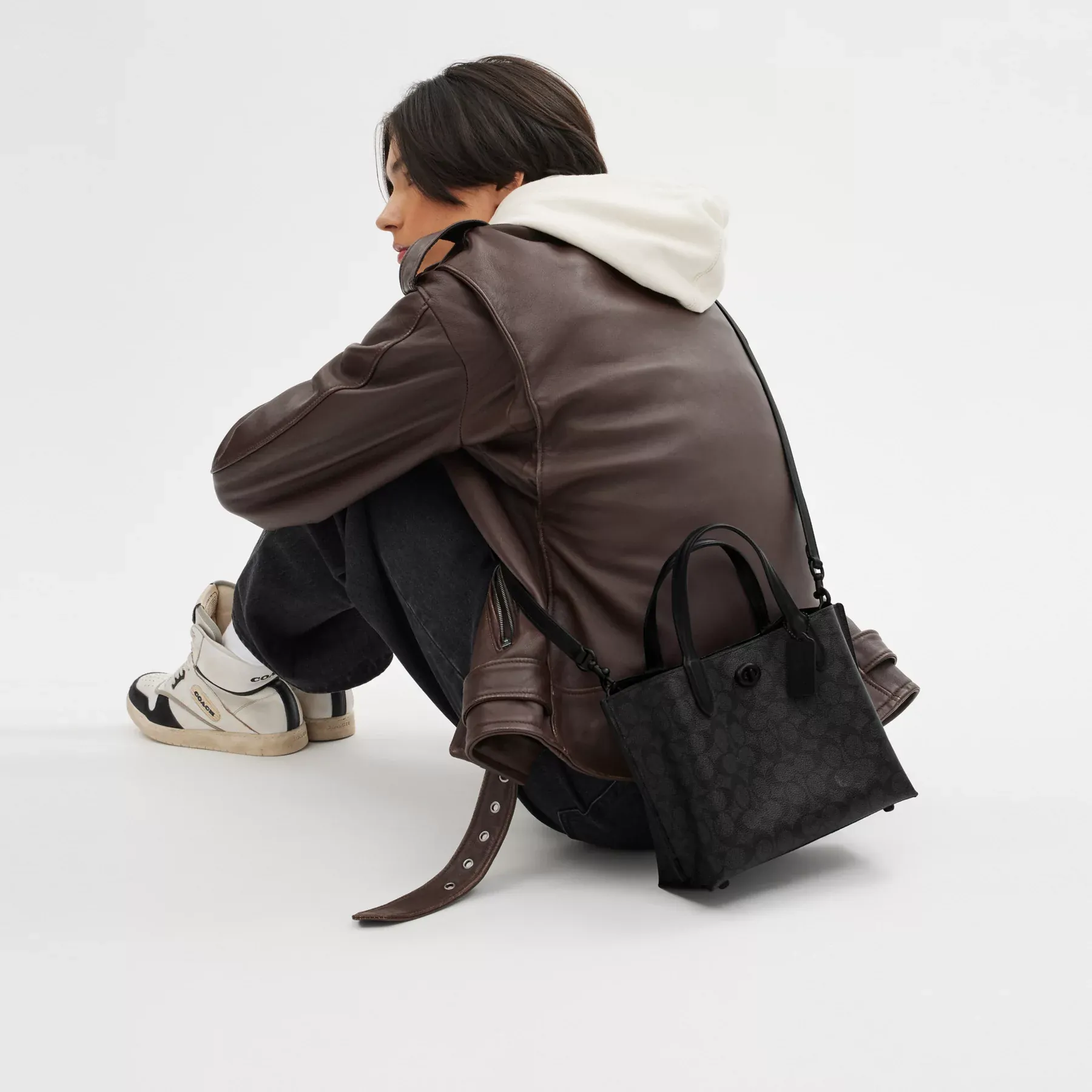 COACH Willow Tote 24 I Signature Canvas Träkol/Svart COACH Willow Tote 24 I Signature Canvas Träkol/Svart