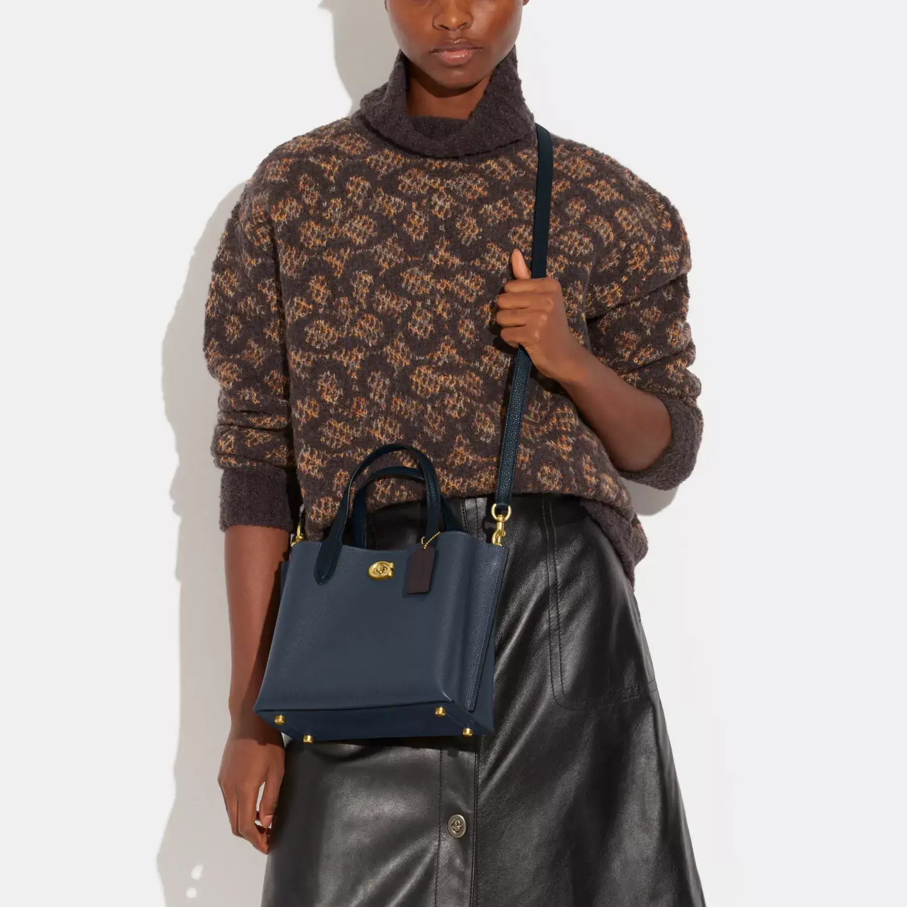 COACH Willow Tote 24 i färgblock Denim COACH Willow Tote 24 i färgblock Denim