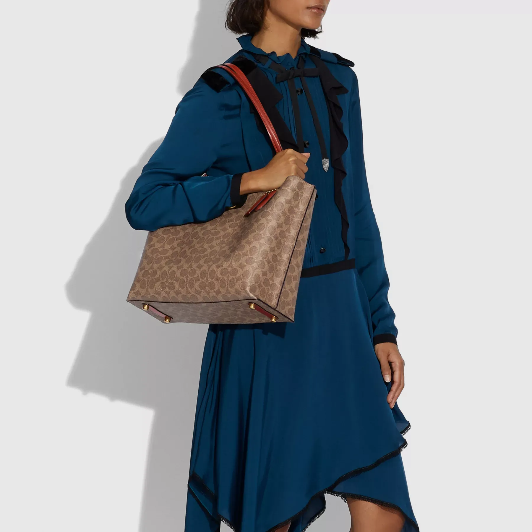 COACH Willow Tygpåse I Signature Canvas Tan Rust COACH Willow Tygpåse I Signature Canvas Tan Rust